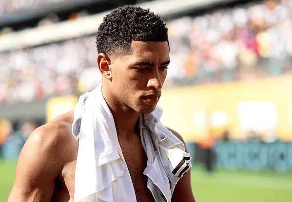 九游游戏中心-姆巴佩在切尔西比赛中出色发挥，最后时刻胜出引发热议！(姆巴佩加盟切尔西)